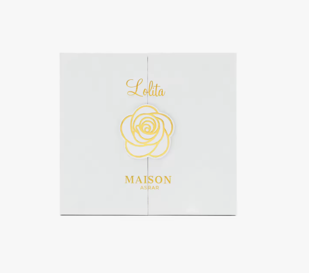 Estuche blanco de Lolita Maison Asrar con logo dorado; presentación premium del perfume.