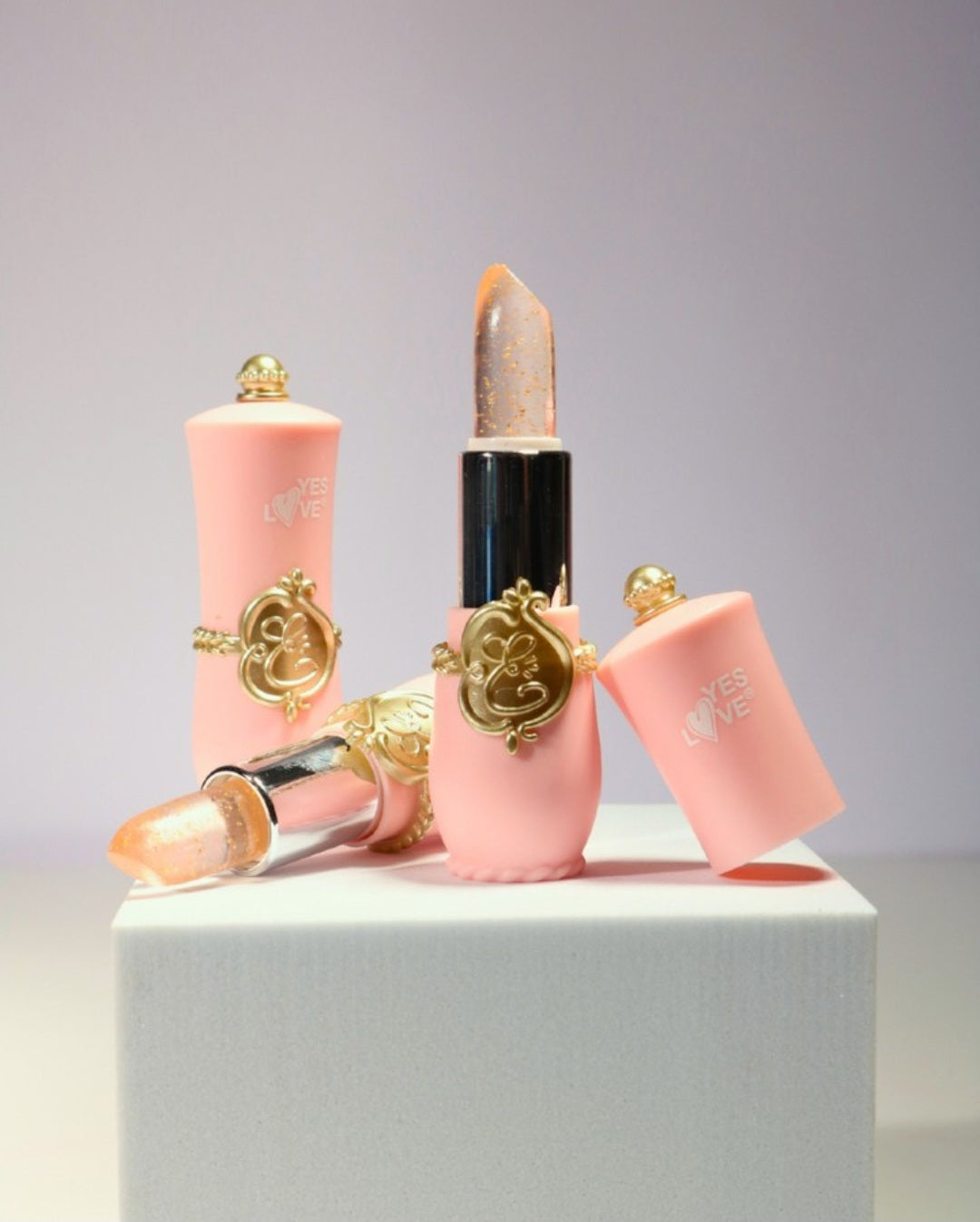 Labial Mágico Árabe 24K Yes Love en estuche rosa con láminas de oro y efecto pH
