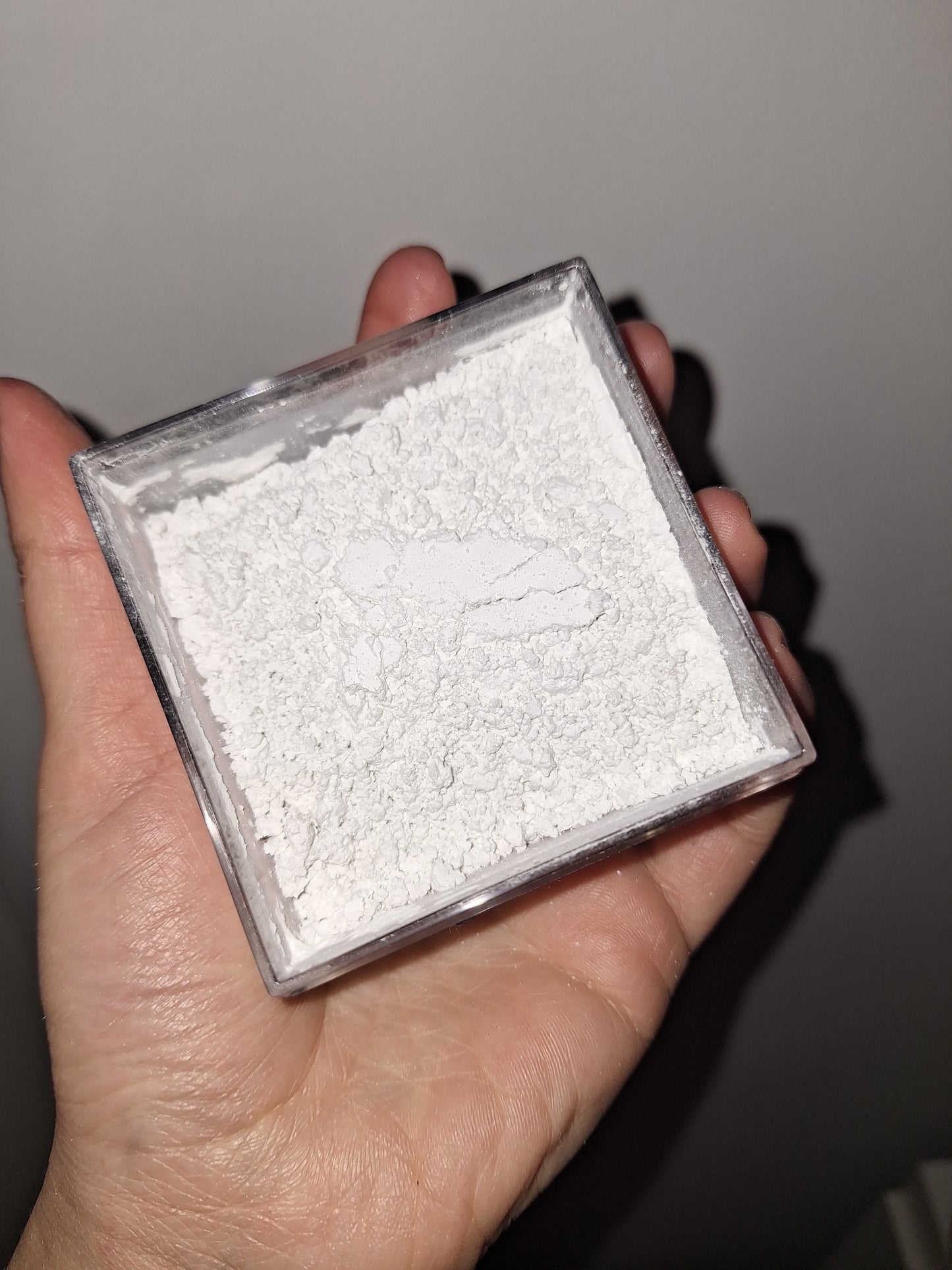 Loose mineral powder