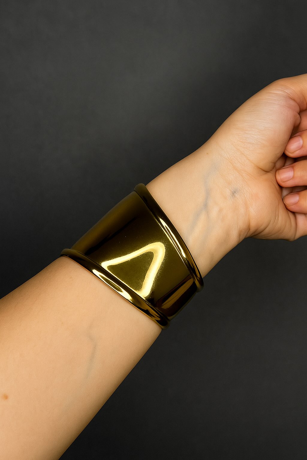 ✨ Pulsera Brazalete Dorado Ancho – Elegancia Minimalista