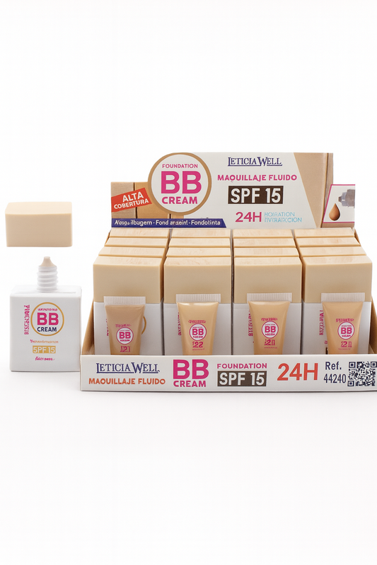 BB Cream Leticia Well maquillaje fluido con SPF 15 y 24H de hidratación en exhibidor de cosméticos
